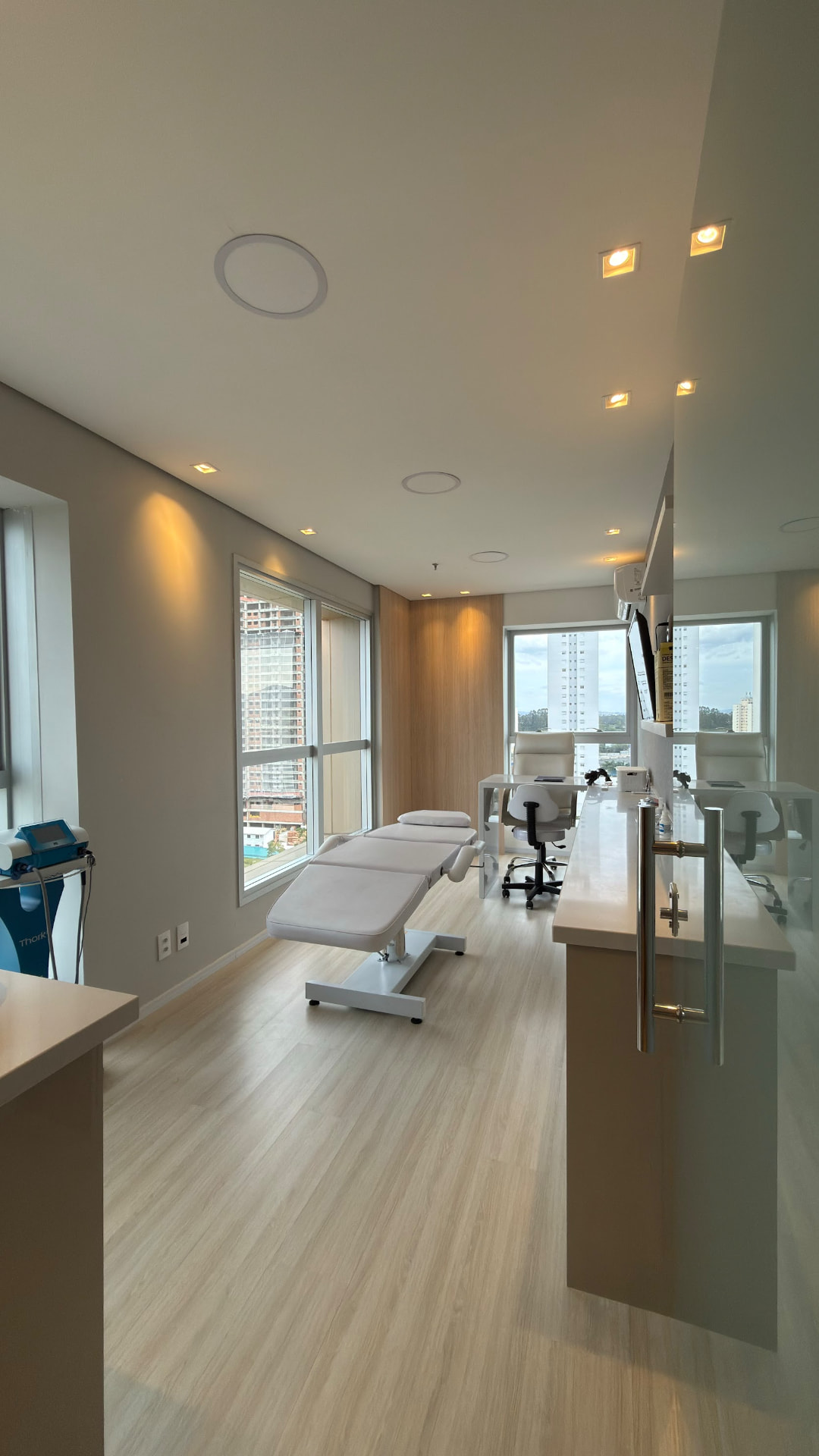 Sala de atendimento da NRP Fisio, com maca, equipamentos e vista para a cidade